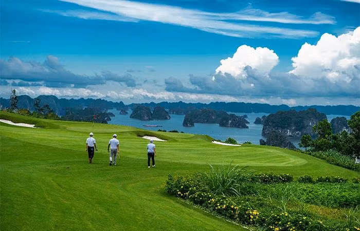 FLC Golf Club Ha Long sở hữu vị trí đắt giá bên vịnh biển kỳ quan (Ảnh: FLC Golf Club Ha Long)