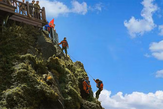 Biệt đội “người nhện” đu dây nhặt rác trên đỉnh Fansipan