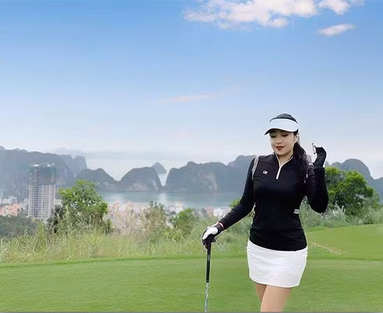 Từ hố số 8 và 12, bạn có thể thu trọn vịnh biển kỳ quan và thành phố Hạ Long xinh đẹp (Ảnh: phuongvcci)
