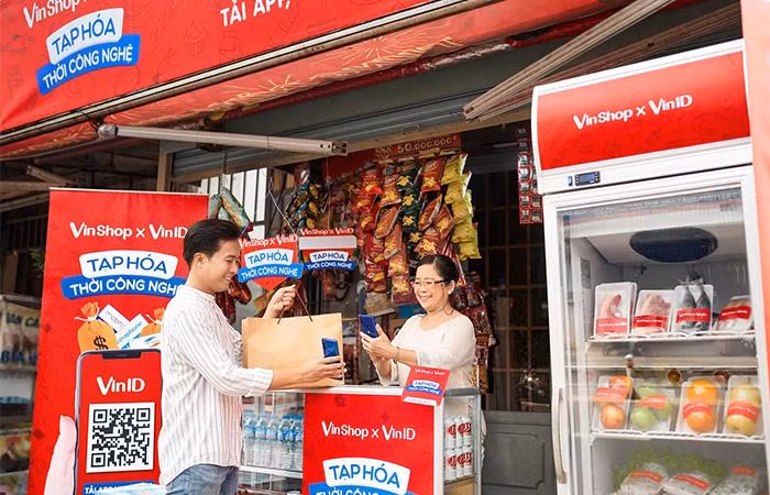 Tặng chủ tạp hoá gói bảo hiểm sức khoẻ trong mùa dịch, VinShop khẳng định mục tiêu gắn bó lâu dài.
