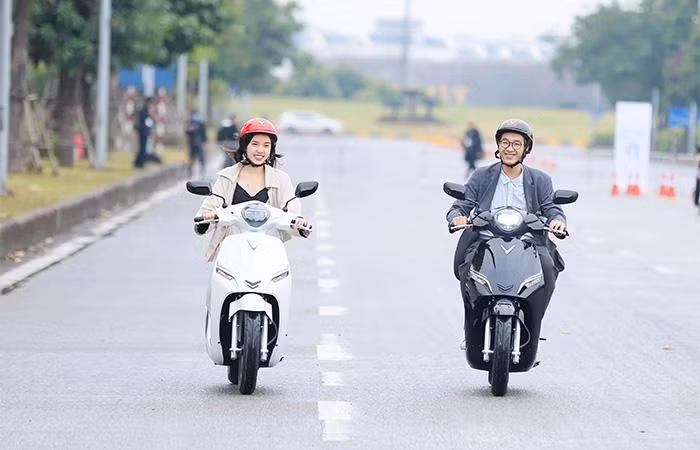 Feliz có kiểu dáng hiện đại, trẻ trung, tích hợp nhiều tính năng ưu việt. Feliz có kiểu dáng hiện đại, trẻ trung, tích hợp nhiều tính năng ưu việt.