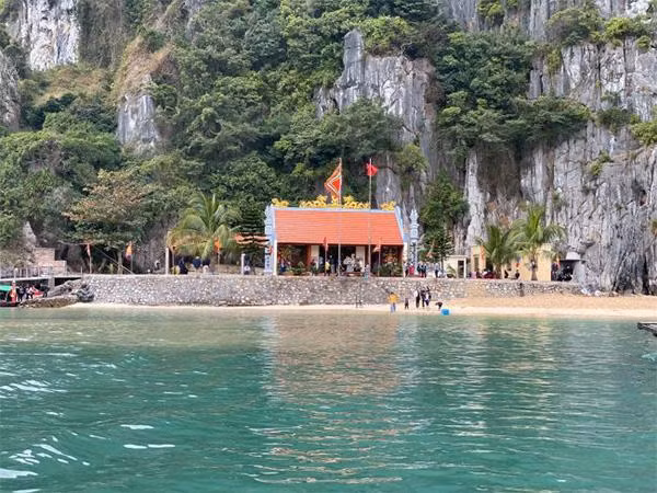 Đền Bà Men, vịnh Hạ Long
