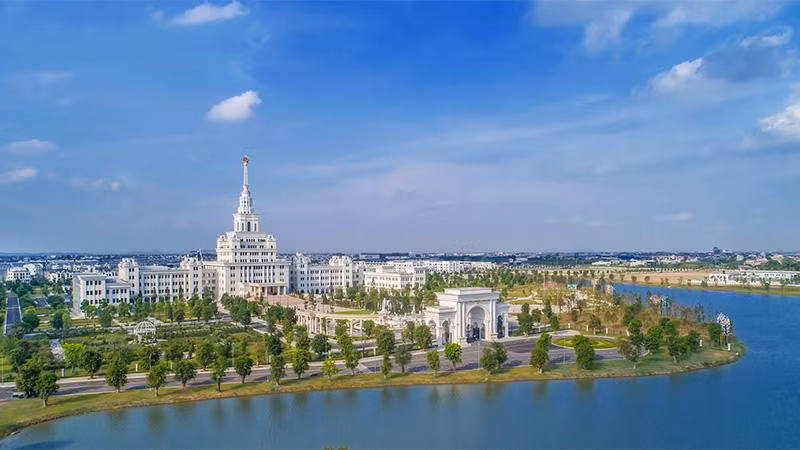 VinUni nằm trong đại đô thị Vinhomes Ocean Park (Gia Lâm, Hà Nội) với tổng diện tích 23 ha, hệ thống cơ sở vật chất được xây dựng theo các tiêu chuẩn QS 5 sao