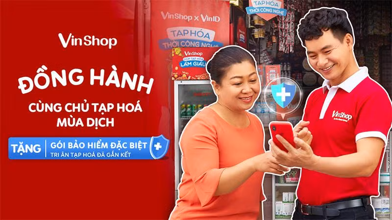 VinShop trao tặng các tạp hóa gắn kết gói bảo hiểm sức khỏe.