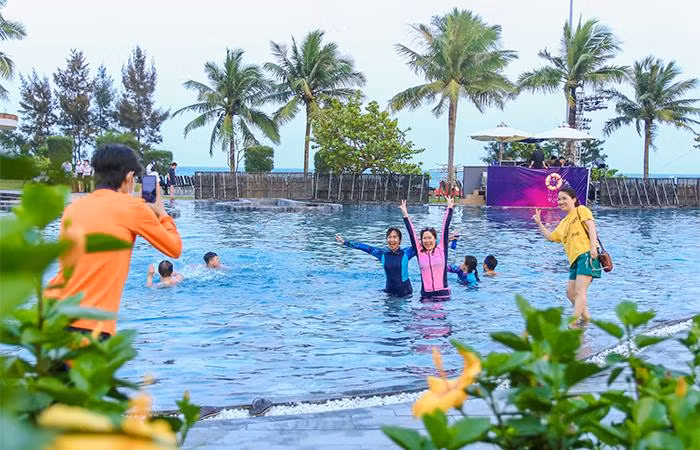 Du khách giải nhiệt mùa hè ở bể bơi nước mặn lớn nhất Việt Nam tại FLC Sầm Sơn.