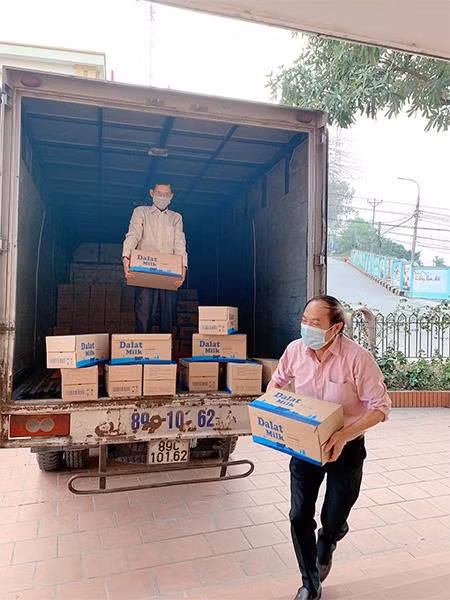 Các sản phẩm đồ uống tươi sạch của TH đã đến tay người cách ly và lực lượng y tế tại Chí Linh (Hải Dương) và Quảng Ninh. Trong ảnh, sữa Dalatmilk được chuyển tới trụ sở Mặt trận Tổ quốc, để từ đó phân bổ đi các nơi cần trong hoàn cảnh dịch bệnh.