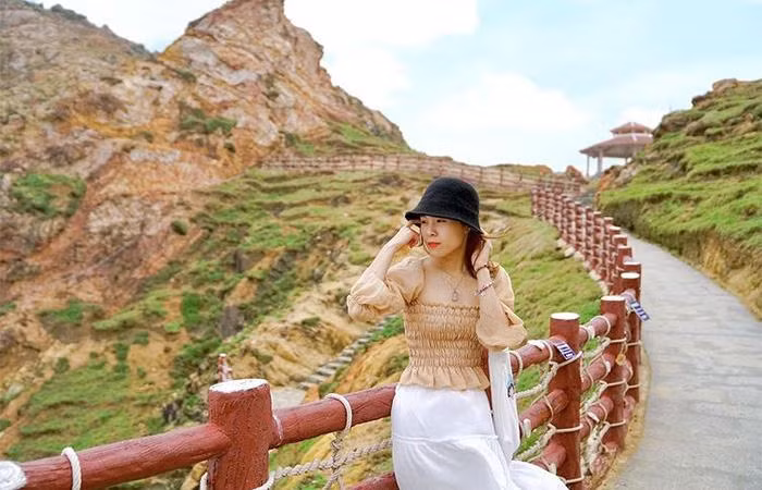 Cung đường đi bộ với hàng nghìn bậc thang cùng tay vịn màu đỏ gợi nhắc đến thiên đường đảo Jeju (Hàn Quốc) (Ảnh: giangbum)