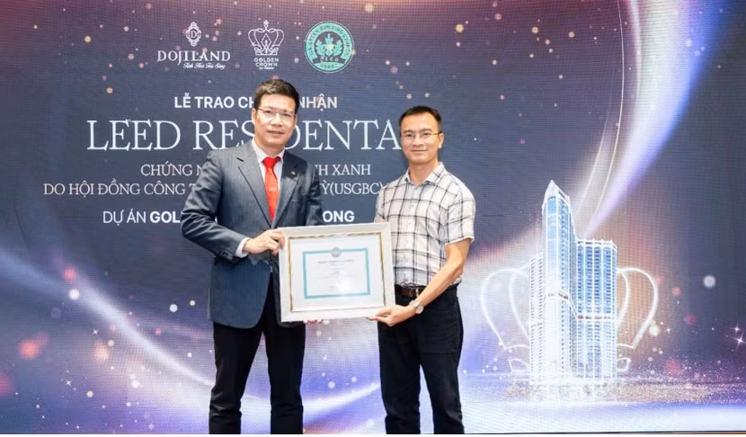Đại diện USGBC trao chứng chỉ LEED Residential - Silver cho dự án Golden Crown Hai Phong cho DOJILAND