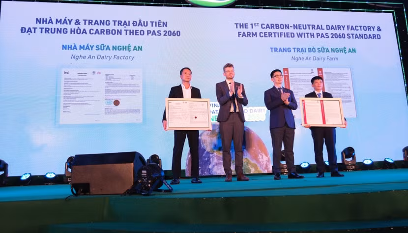 Đến nay, Vinamilk là công ty sữa đầu tiên và duy nhất tại Việt Nam có các nhà máy và trang trại đạt trung hòa carbon Đến nay, Vinamilk là công ty sữa đầu tiên và duy nhất tại Việt Nam có các nhà máy và trang trại đạt trung hòa carbon
