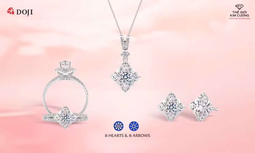 Những viên kim cương nhỏ được đính tỉ mỉ, tạo nên hiệu ứng thị giác cuốn hút. Những viên kim cương nhỏ được đính tỉ mỉ, tạo nên hiệu ứng thị giác cuốn hút.