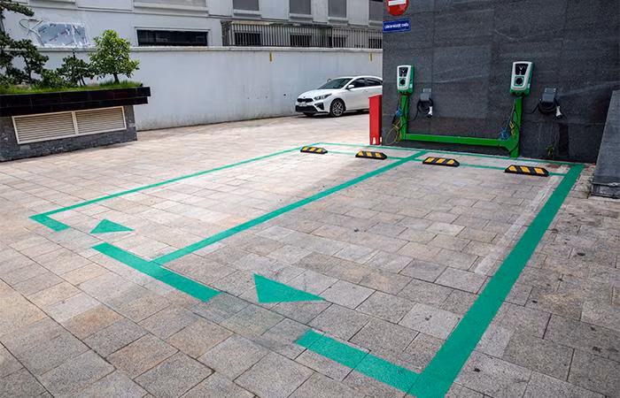 Trụ sạc VinFast được gắn trên tường để tiết kiệm diện tích tại một bãi đỗ xe ở sân tòa nhà. Trụ sạc VinFast được gắn trên tường để tiết kiệm diện tích tại một bãi đỗ xe ở sân tòa nhà.