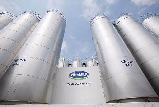 Vinamilk sở hữu hệ thống nhà máy quy mô lớn với công nghệ hiện đại, vận hành theo các tiêu chuẩn quốc tế Vinamilk sở hữu hệ thống nhà máy quy mô lớn với công nghệ hiện đại, vận hành theo các tiêu chuẩn quốc tế
