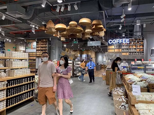 Khách hàng tại Muji đeo khẩu trang trong lúc mua sắm, hạn chế tiếp xúc gần