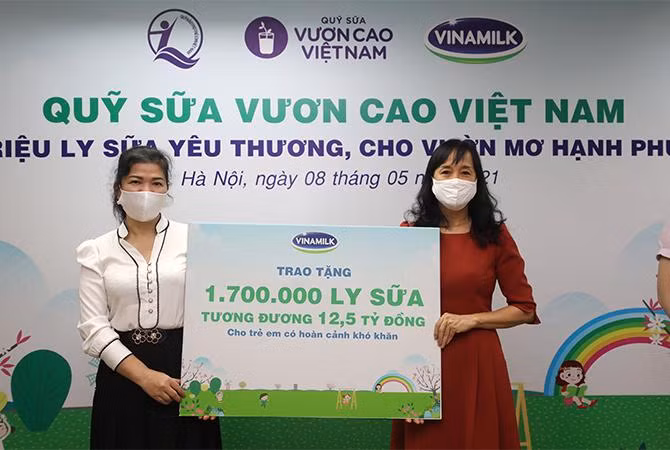 Trong năm 2020 và 2021, Vinamilk đã trao tặng tổng cộng 3,4 triệu ly sữa, tương đương 25 tỷ đồng thông qua Quỹ sữa Vươn cao Việt Nam
