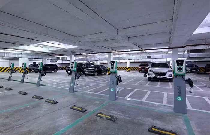 Các trụ sạc xe điện của VinFast được bố trí dưới hầm gửi xe của một tòa văn phòng. Các trụ sạc xe điện của VinFast được bố trí dưới hầm gửi xe của một tòa văn phòng.
