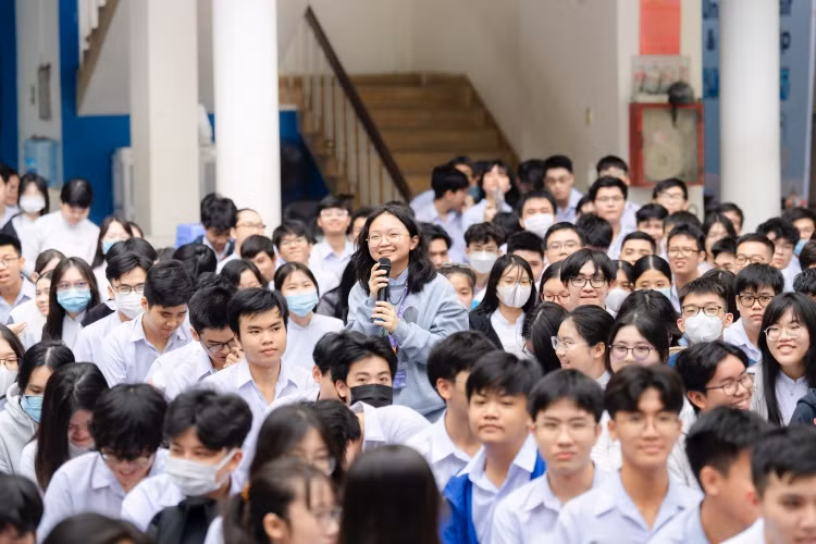 Điểm dừng tiếp theo trong chuỗi roadshow khu vực miền Nam - Trường Phổ thông Năng khiếu - Đại học Quốc gia, TP.Hồ Chí Minh. Tại buổi roadshow, Tiếng nói Xanh nhận được sự quan tâm và hưởng ứng nhiệt tình của các bạn học sinh, với những câu hỏi thú vị về các kỹ năng cần thiết cho cuộc thi.