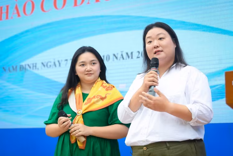 Bà Phan Mỹ Linh - Đồng sáng lập Liên đoàn Tranh biện Việt Nam, Cố vấn Chuyên môn cao cấp của cuộc thi “Tiếng nói Xanh” (trái) và bà Hyewon Rho - Giám đốc điều hành Debate For All, HLV trưởng đội tuyển Việt Nam tại Giải vô địch Tranh biện thế giới bậc trung học – WSDC (phải) hướng dẫn các em học sinh cách xây dựng lập luận và phát triển ý tưởng tại trường THPT Chuyên Lê Hồng Phong (Nam Định).