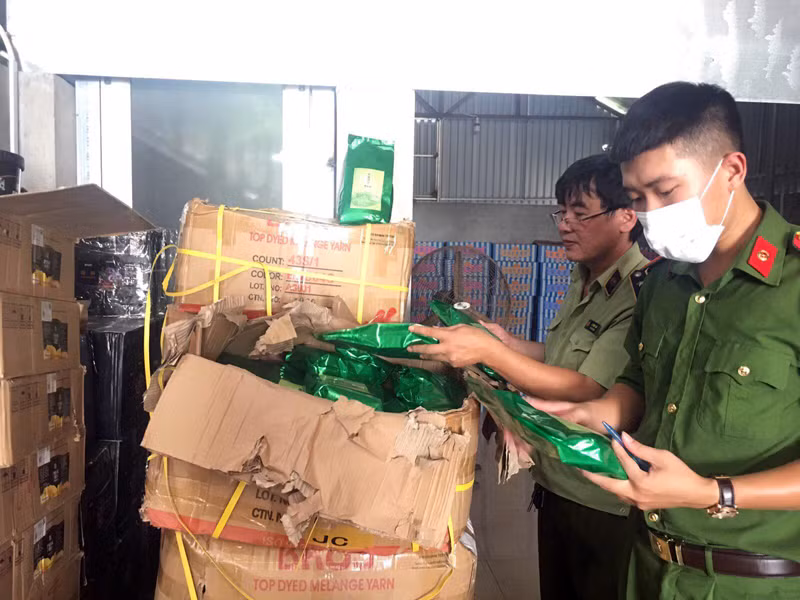 Lực lượng chức năng kiểm tra kho hàng
