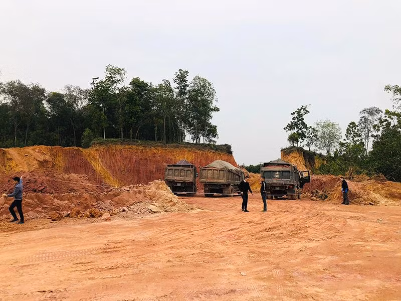 3/4 quả đồi Bùng Beng bị "xẻ thịt" từ nhiều ngày nay