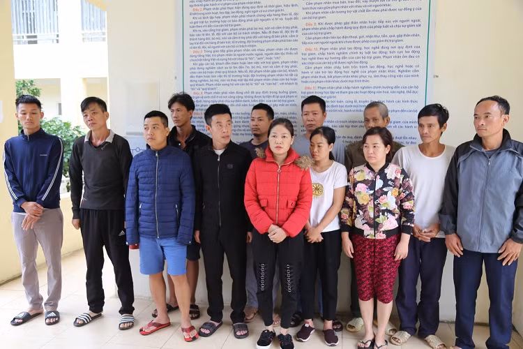Các đối tượng bị bắt quả tang tại sới bạc Các đối tượng bị bắt quả tang tại sới bạc