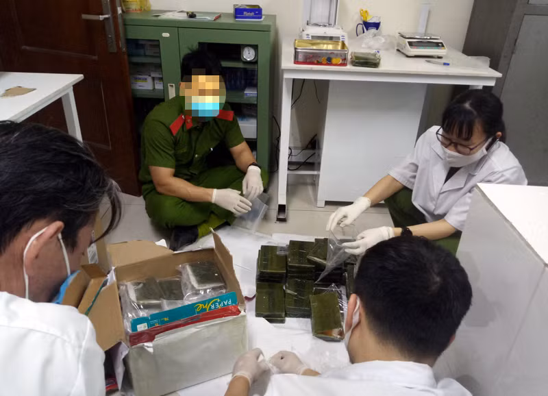 Lực lượng chức năng giám định số ma túy thu giữ của các đối tượng