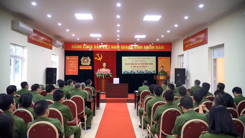 Ngoài CBCS của Phòng Cảnh sát môi trường tham gia ủng hộ, quyên góp thì một số nhà hảo tâm khi biết thông tin cũng đã tham gia ủng hộ Ngoài CBCS của Phòng Cảnh sát môi trường tham gia ủng hộ, quyên góp thì một số nhà hảo tâm khi biết thông tin cũng đã tham gia ủng hộ