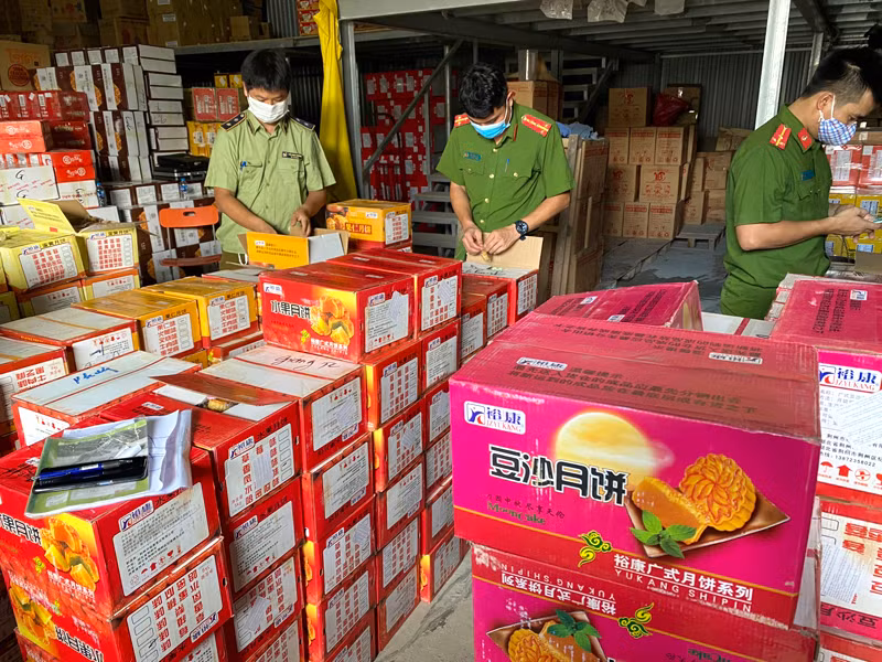 Đội 3, Phòng Cảnh sát môi trường, CATP Hà Nội phối hợp Đội QLTT số 17 (Cục QLTT TP Hà Nội) tiến hành kiểm tra kho hàng của bà Giang, phát hiện hàng chục nghìn sản phẩm bánh Trung thu nhập lậu