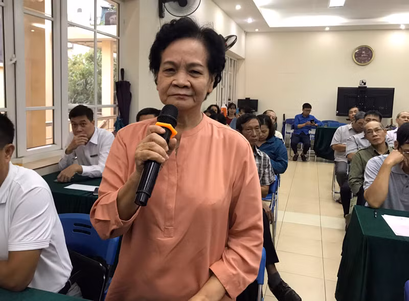 Bà Phạm Thị Tố đóng góp ý kiến cho CAP Quán Thánh
