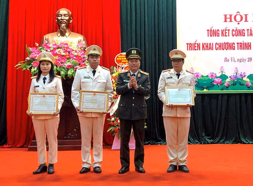 Thiếu tướng Đoàn Ngọc Hùng trao Bằng khen của Thủ tướng Chính phủ cho tập thể, cá nhân có thành tích xuất sắc trong năm 2020 Thiếu tướng Đoàn Ngọc Hùng trao Bằng khen của Thủ tướng Chính phủ cho tập thể, cá nhân có thành tích xuất sắc trong năm 2020