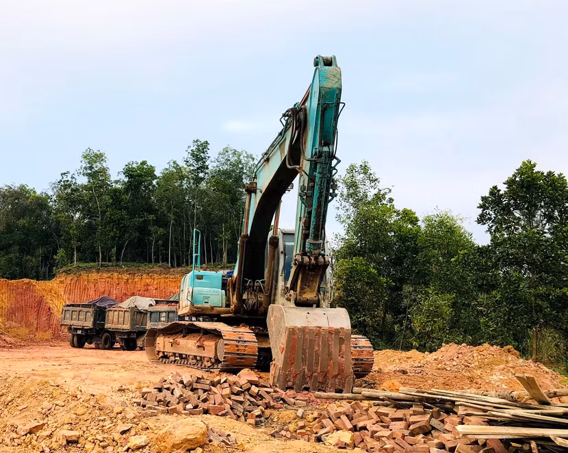Chiếc máy xúc công suất lớn tại hiện trường