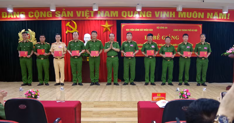 Đại tá, TS. Trần Quang Huyên – Phó Giám đốc Học viện Cảnh sát nhân dân trao Chứng chỉ cho đại diện học viên của lớp học