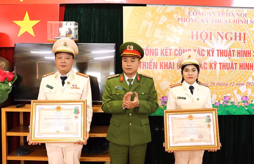 Đại tá Nguyễn Thanh Tùng trao Huân chương Hạng Nhì và Hạng Ba của Chủ tịch nước cho 2 tập thể của Phòng KTHS đã có thành tích xuất sắc trong năm 2020