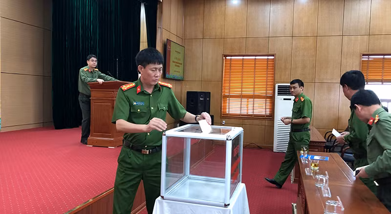 Ban chỉ huy Công an quận Long Biên tiến hành quyên góp, ủng hộ