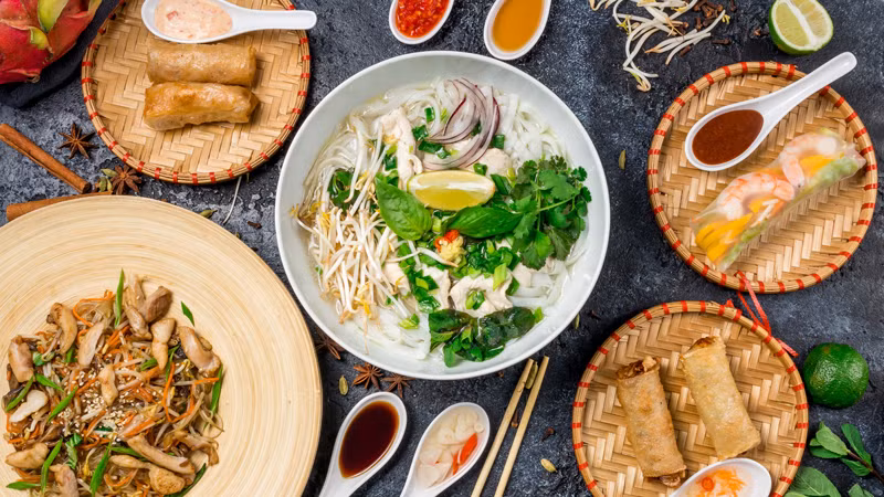 Ẩm thực Việt Nam nhiều lần được du khách và truyền thông thế giới ca ngợi