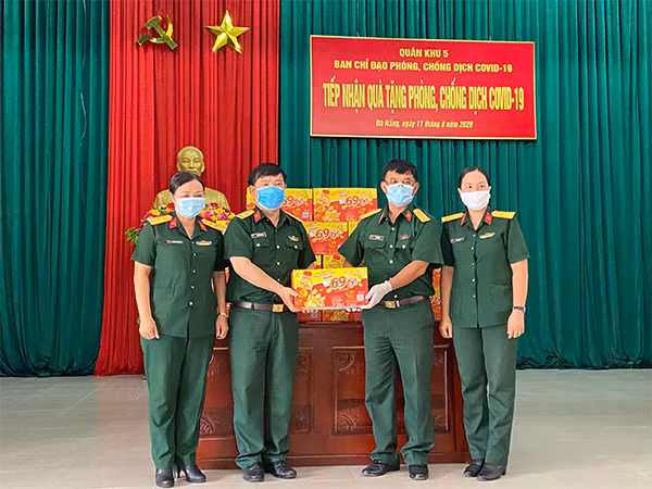 Trong sáng ngày 11/8, 36.000 sản phẩm Trà Thanh Nhiệt Dr Thanh tiếp tục được Tập đoàn Tân Hiệp Phát trao tặng cho các địa điểm cách ly tại Quân khu 5 với tâm dịch là Đà Nẵng. Trong sáng ngày 11/8, 36.000 sản phẩm Trà Thanh Nhiệt Dr Thanh tiếp tục được Tập đoàn Tân Hiệp Phát trao tặng cho các địa điểm cách ly tại Quân khu 5 với tâm dịch là Đà Nẵng.