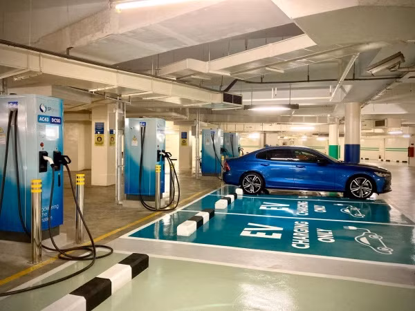 Theo luật Singapore, các tòa nhà mới và những tòa nhà đang cải tạo phải trang bị tối thiểu 1 điểm sạc xe điện cho mỗi 25 vị trí đỗ. Ảnh: Plugshare Theo luật Singapore, các tòa nhà mới và những tòa nhà đang cải tạo phải trang bị tối thiểu 1 điểm sạc xe điện cho mỗi 25 vị trí đỗ. Ảnh: Plugshare