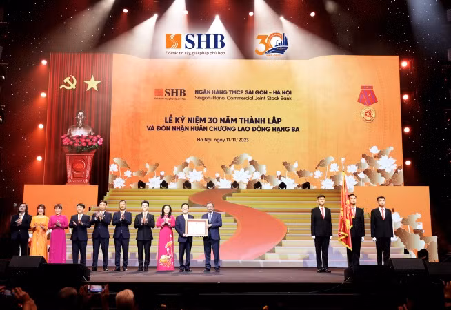Ủy viên Ban Chấp hành Trung ương Đảng, Phó Bí thư Thành ủy, Chủ tịch UBND TP. Hà Nội Trần Sỹ Thanh thay mặt Đảng và Nhà nước trao Huân chương Lao động hạng Ba cho Ngân hàng SHB
