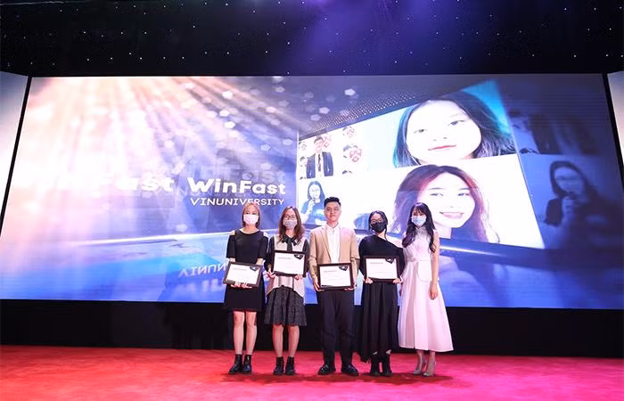 4 sinh viên trường Đại học VinUni nhận giải Nhì cuộc thi Giải bài toán kinh doanh toàn cầu 2021