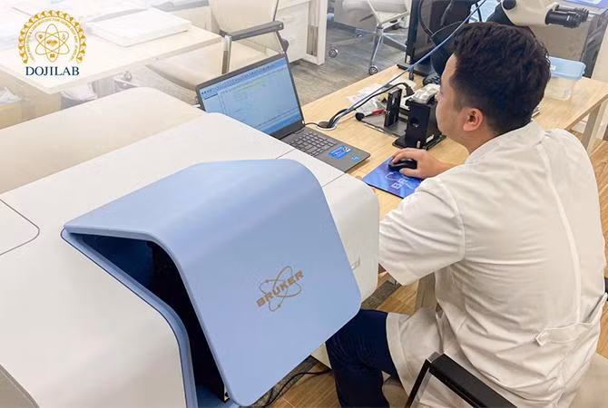 Thiết bị đo phổ hồng ngoại FTIR hiện đại bậc nhất, được trang bị tại DOJILAB giúp tăng tính chuẩn xác cho kết quả giám định. Thiết bị đo phổ hồng ngoại FTIR hiện đại bậc nhất, được trang bị tại DOJILAB giúp tăng tính chuẩn xác cho kết quả giám định.