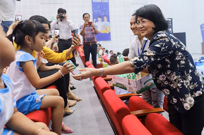 Phó Chủ tịch nước Đặng Thị Ngọc Thịnh trao những hộp sữa học đường cho trẻ em tham gia ngày hội