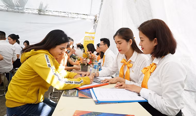 Người lao động ứng tuyển tại Ngày hội việc làm do Tập đoàn Sun Group phối hợp với Trung tâm DVVL Kiên Giang tổ chức