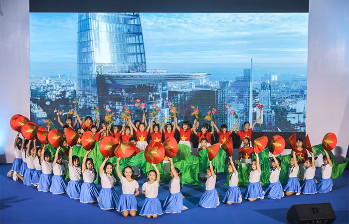 Các em học sinh Vĩnh Long trong tiết mục biểu diễn mang tên Vươn cao Việt Nam