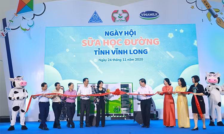 Các đại biểu cùng thực hiện nghi thức phát động Ngày hội sữa học đường Vĩnh Long năm 2020