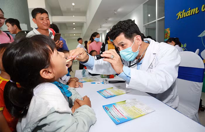 Các bác sĩ dinh dưỡng của Vinamilk kiểm tra, tư vấn về sức khỏe và dinh dưỡng cho các em học sinh tại sự kiện
