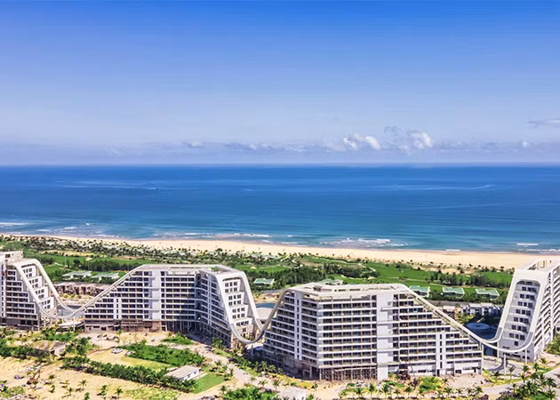 Trải dài bên bờ biển đẹp nhất Quy Nhơn, khách sạn sở hữu tầm view khoáng đạt và tuyệt đẹp.