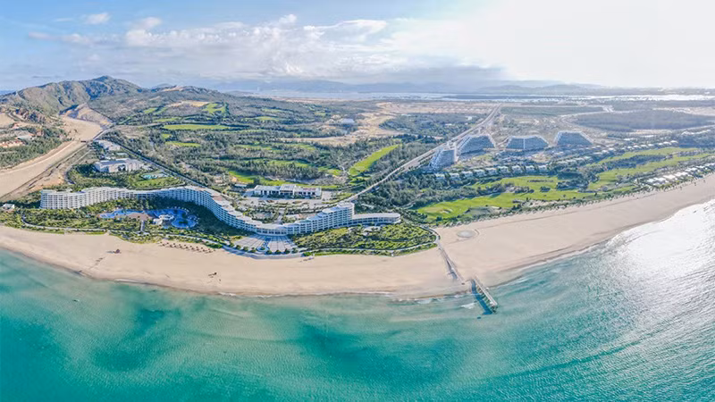 Toàn cảnh FLC Quy Nhơn với khách sạn FLC Luxury Hotel Quynhon (trái) và FLC Grand Hotel Quynhon (phải)