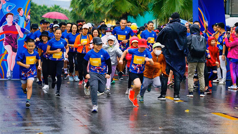 Hàng trăm vận động viên cùng nhau xuất phát trong giải chạy Happy Run Marathon
