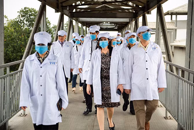 Các Đại sứ đích thân đi thăm cánh đồng nguyên liệu bát ngát của TH tại Nghệ An và ngạc nhiên trước năng suất thu hoạch của các máy móc công nghệ cao mà TH áp dụng. Các Đại sứ đích thân đi thăm cánh đồng nguyên liệu bát ngát của TH tại Nghệ An và ngạc nhiên trước năng suất thu hoạch của các máy móc công nghệ cao mà TH áp dụng.