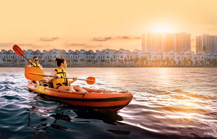 Cuối tuần vui hết nấc và xả stress cực hiệu quả khi chèo thuyền kayak cùng gia đình hay bạn bè trên hồ Ngọc Trai