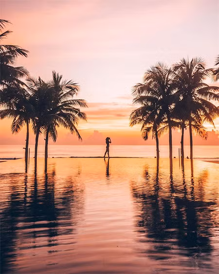 Du khách có thể dạo chơi bên bể bơi và nhấm nháp từng ngụm cocktail mát lạnh (Ảnh: Fanpage FLC Sầm Sơn)